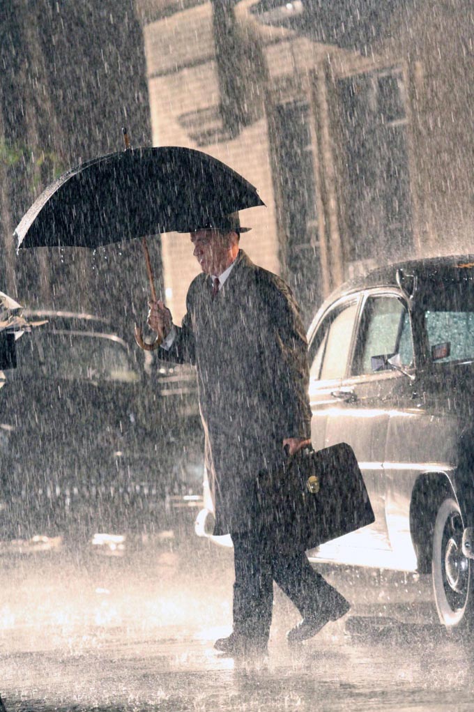 Tom hanks sous la pluie sur le tournage à new-york du nouveau film de Steven Spielberg
