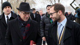 Steven Spielberg commémore la libération d'Auschwitz